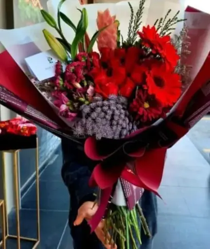 Bouquet del día en tonos ROJOS